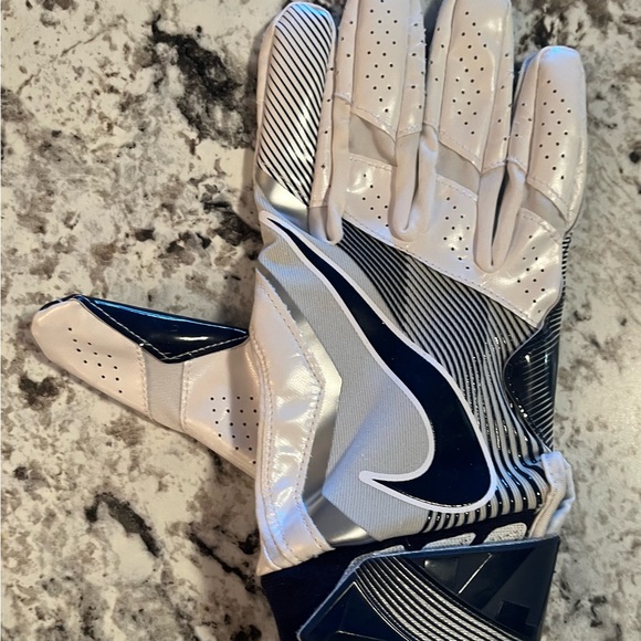 Nike Football gloves- white and navy blue - Picture 2 of 9